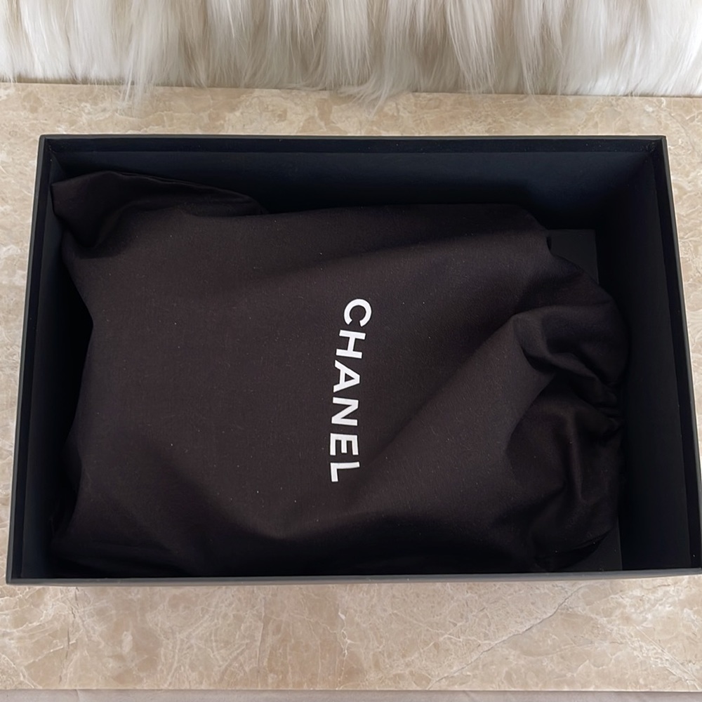 CHANEL Authentic 100% Luxurious Lamb leather bag - Picture 15 of 16